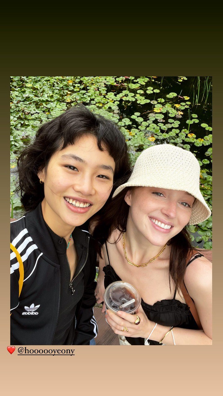 /bridgerton-star-phoebe-dynevor-hangs-out-with-jung-ho-yeon